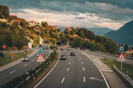 在瑞士，道路与隧道在日内瓦湖旁边的高速公路