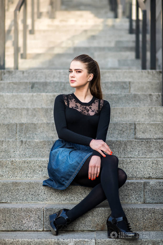 在一个现代化的城市美丽的黑妞