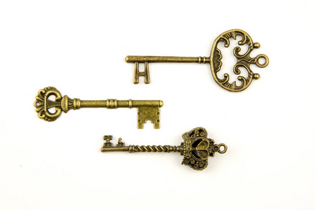 孤立在白色背景上的古董金色门钥匙商人触摸未来锁和电路板接口背景为