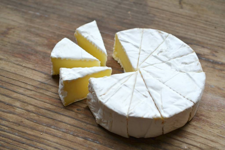 木制的桌子上卡门培尔奶酪白色奶油奶酪