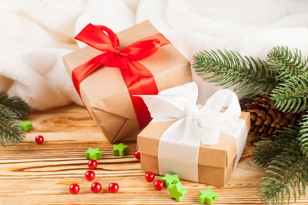 工艺礼品盒用彩色丝带和蝴蝶结，绿色的圣诞树，装饰，白色格子木制背景上。圣诞节和新年贺卡 横幅 传单