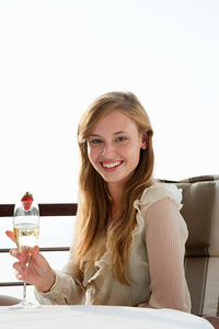 年轻女子拿着香槟长笛肖像
