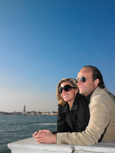 夫妇享受威尼斯的美丽