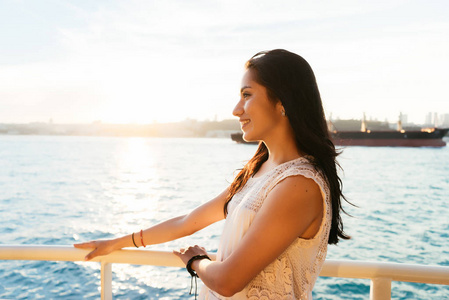 在日落的时候笑一艘游艇 渡船游船 豪华伊斯坦布尔旅游的拉丁美女的画像