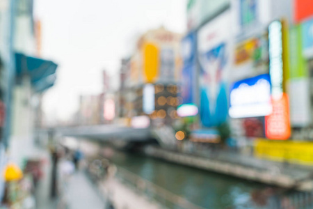 摘要模糊在大阪街市场拥挤的人群