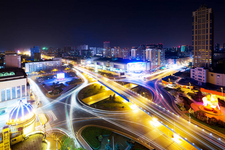 现代城市中城区高架道路繁忙的夜景