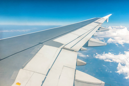 在早晨的天空飞机机翼。这张照片被适用于旅游经营者或背景 图像添加文本消息或网站框架。旅行的概念