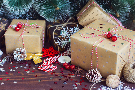 圣诞节节日礼品盒上装饰节日的餐桌与松锥冷杉的枝条