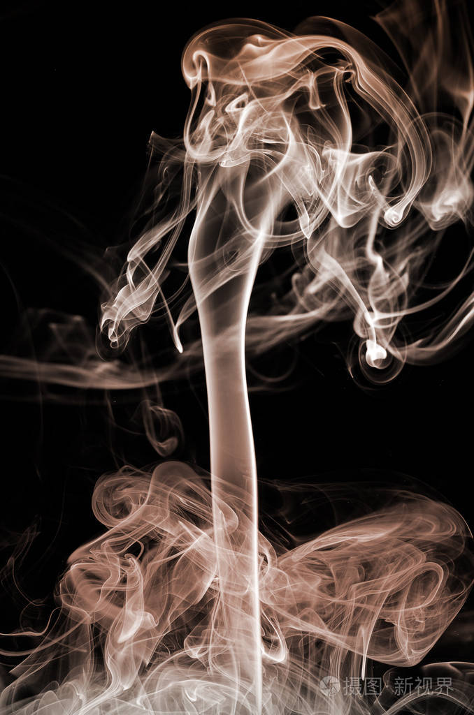 在黑色背景上的温暖烟照片-正版商用图片0zfsmp-摄图新视界