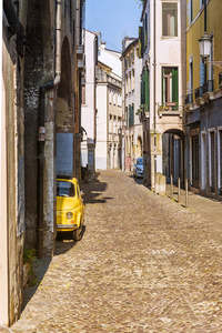 意大利帕多瓦市的狭窄的旧街道图片