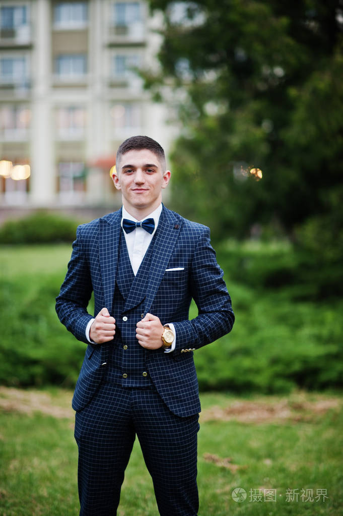 肖像的年轻帅哥穿着降温服上摆姿势