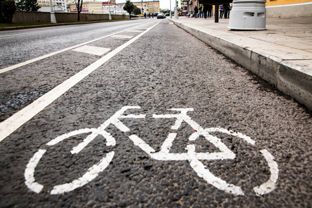 自行车白色标志或沥青在城市道路上的图标