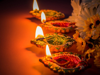 多彩的粘土 diya 灯点亮的花为印度教的排灯节