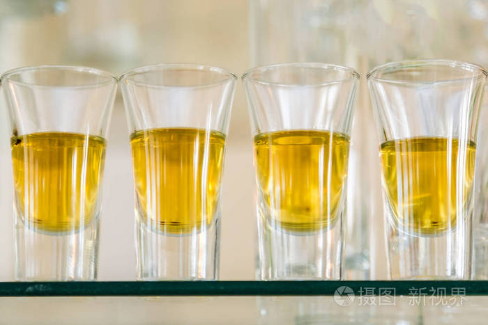 与酒精的眼镜放在玻璃上.五杯酒