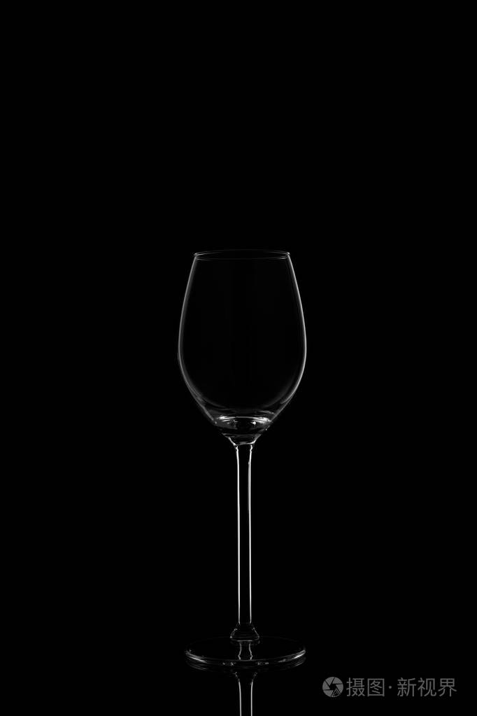 在黑色背景上的酒杯