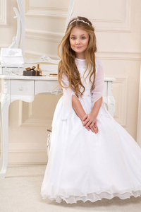 令人惊叹的美丽年轻女孩时装模特儿的白色圣餐矗立在优雅的宫殿