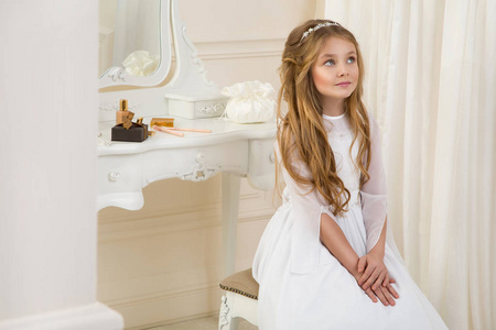 令人惊叹的美丽年轻女孩时装模特儿的白色圣餐矗立在优雅的宫殿