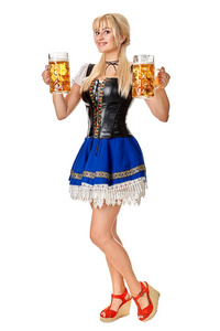 全长画像  与传统服装，拿着啤酒杯孤立的白色背景上的金发美女