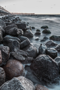 海石在墩在波罗的海的立陶宛考纳斯草地的背景