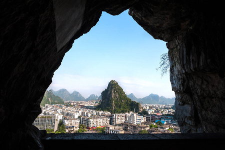 叠彩山从木龙洞在叠彩山,桂林,中国照片