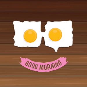 早上好概念。早餐煎鸡蛋在平躺在木制表背景中心橙色蛋黄炸鸡蛋。顶视图