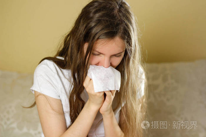 照片 女孩到一条白手帕擤鼻涕.流鼻涕的鼻子.clo.jpg