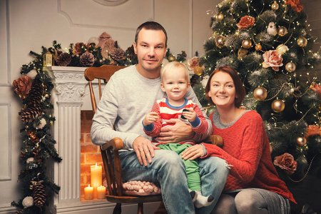 幸福的家庭，在圣诞节装饰在家中