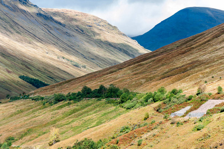 伟大的苏格兰山区和高地在阳光下在 spectacula