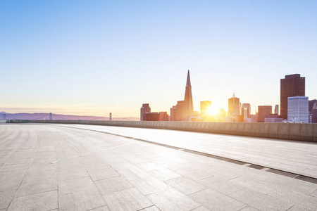 日出时带旧金山城市景观的空砖地板