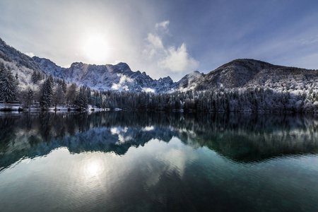 第一场雪在山下湖