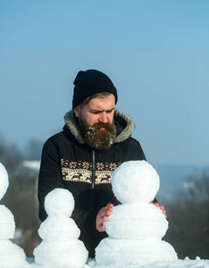 新的一年家伙在蔚蓝的天空与雪图