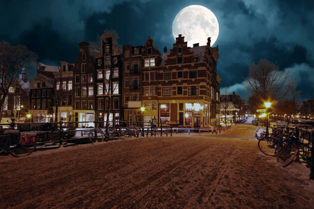 下雪的夜晚荷兰阿姆斯特丹的