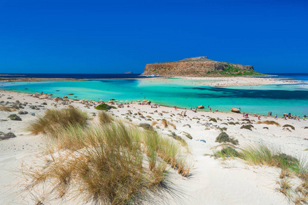 也泻湖与神奇的青绿色海水，泻湖，纯白色的沙滩和 Gramvousa 岛上希腊克里特岛的热带海滩的惊人观点