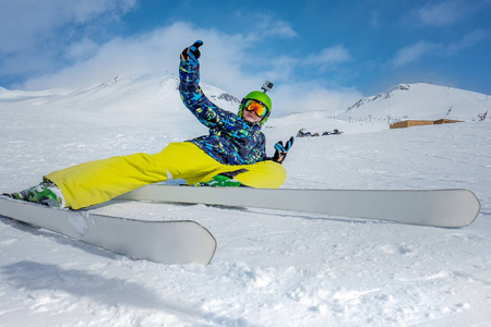 高山滑雪的人躺在粗糙的边坡上的雪。Rejoi