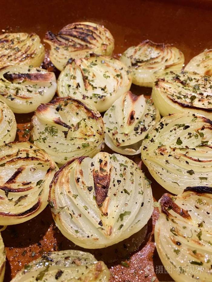 烤盘中烤洋葱的高角度视图