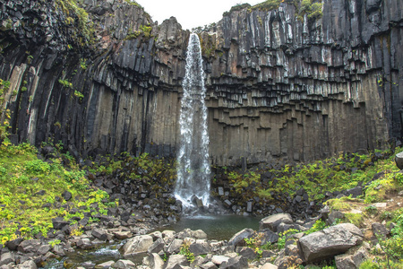 环绕的玄武岩柱在冰岛南部的 Svartifoss 瀑布