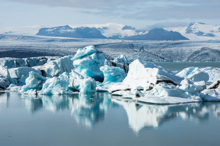 在一个冰环礁湖与非常鲜艳的颜色和漂亮的纹理的冰岛冰川冰山一角详细的照片