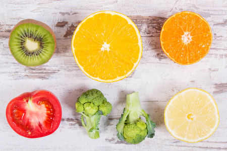 新鲜成熟的水果和蔬菜作为来源维生素 C 纤维和矿物质，加强免疫和健康饮食概念