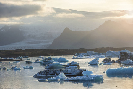 在充满活力的红色日落 Jokulsarlon 冰川泻湖的冰山