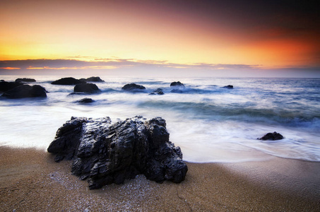 美丽的热带海滩日出海景。软波打沙滩