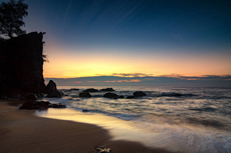 美丽的热带海滩日出海景。软波打沙滩