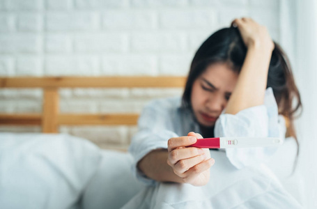 亚洲妇女在举行妊娠试验时感到悲伤和惊恐