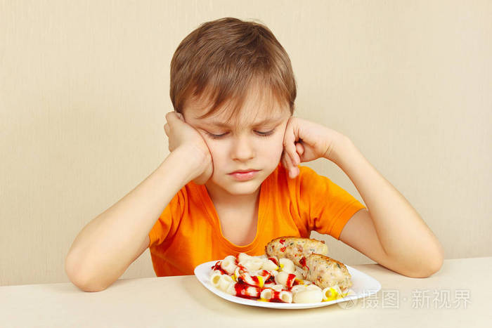 一点不高兴的男孩不想吃意面里索莱照片-正版商用图片0zgghl-摄图新视