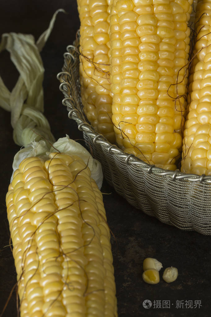 翻录和成熟的玉米棒子的视图