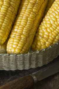 翻录和成熟的玉米棒子的视图