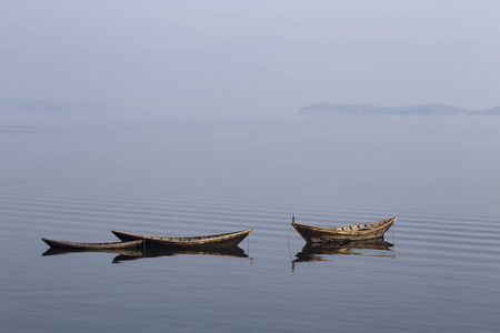 木制小船在平静的湖水表面