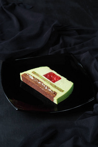 一块当代绿茶慕斯蛋糕