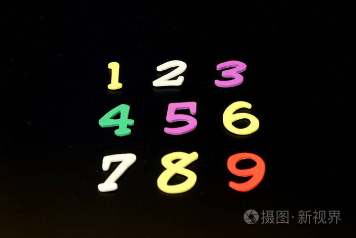 背景为黑色的数字