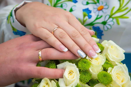 婚礼上，新娘手与婚礼花束结婚戒指