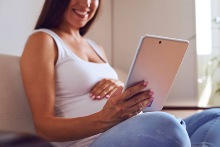怀孕女性使用数字平板电脑